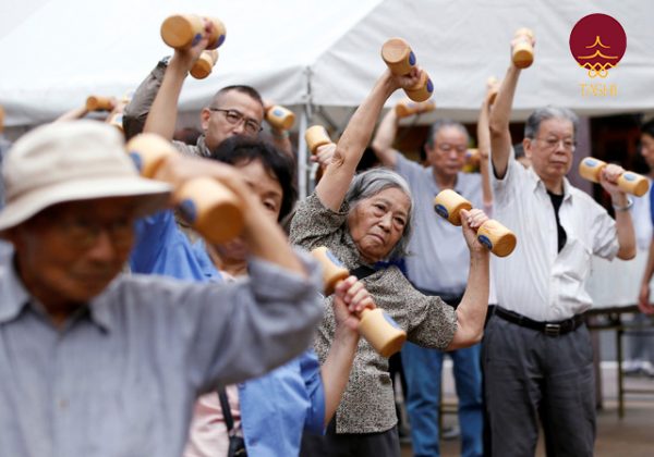 Người cao tuổi tại Nhật Bản tập thể dục mỗi sáng