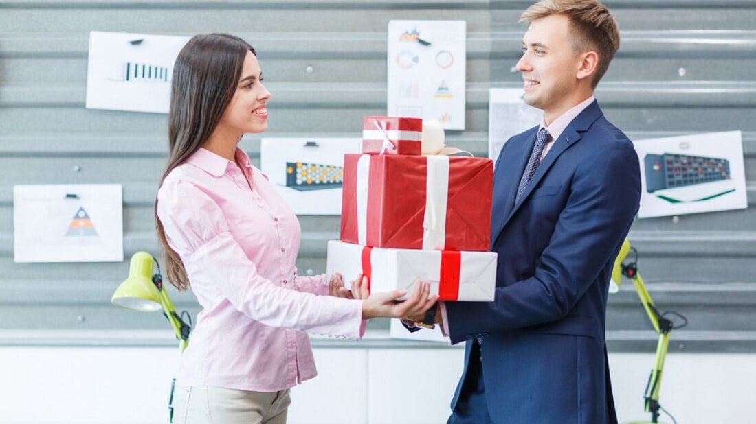 Lưu ý 3: Tặng quà cho khách hàng và đối tác đúng thời điểm, tế nhị