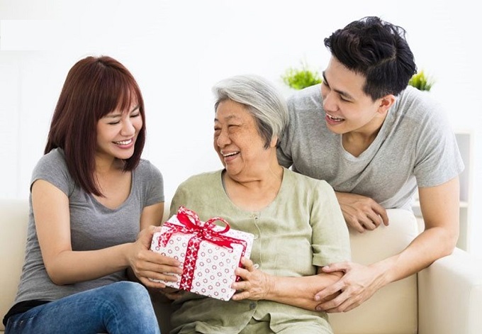 Cách chọn quà 8-3 tặng mẹ