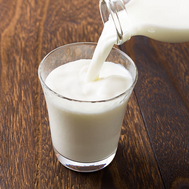 Uống một lý sữa ấm sẽ giúp bạn ngủ ngon hơn