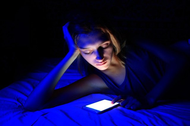 Tắt nguồn ánh sáng xanh 1-2 giờ trước khi ngủ