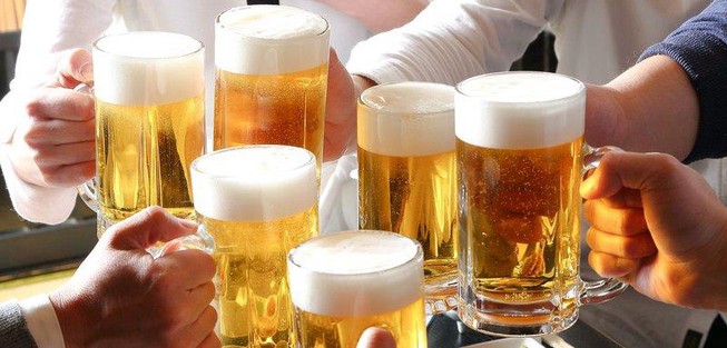 Uống nhiều rượu, bia là một trong những nguyên nhân chính gây hại cho gan